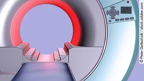 Ein frontaler Blick auf das innere eines Computertomographen (CT).