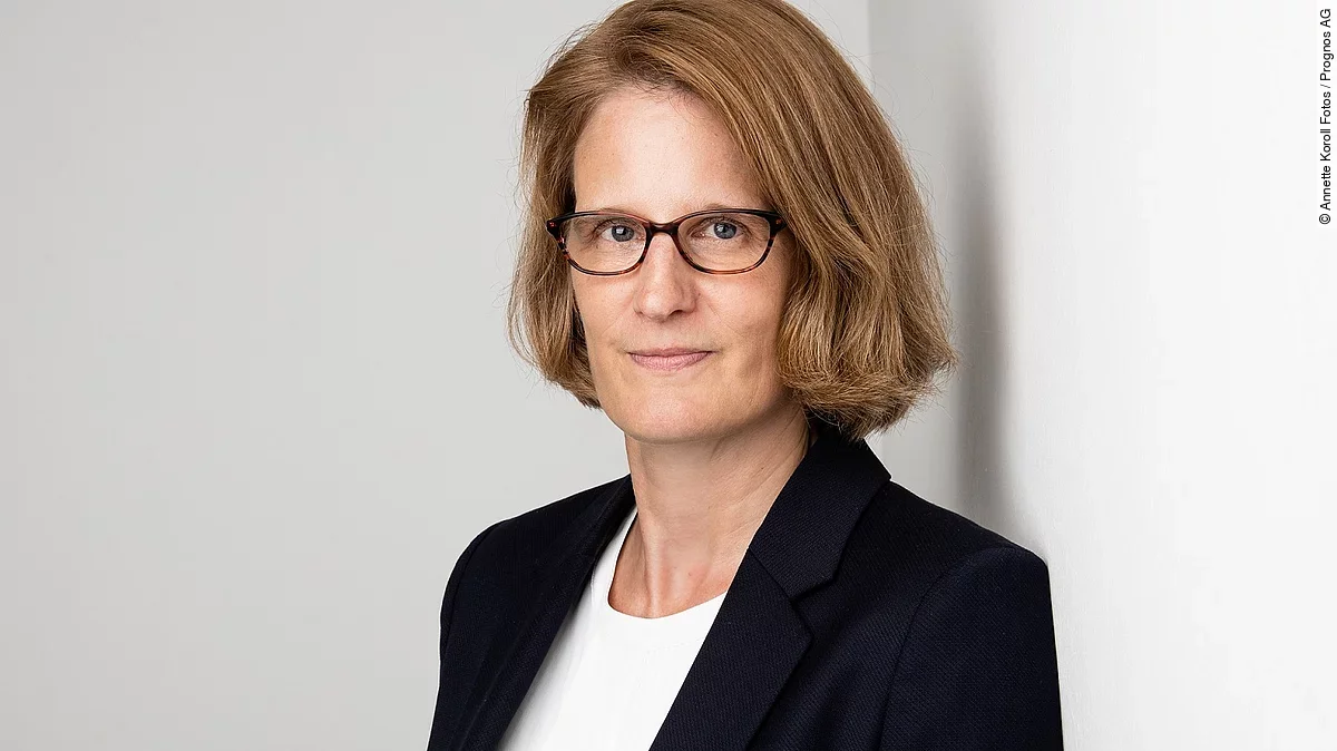 Dr. Stefanie Ettelt Dr. Stefanie Ettelt