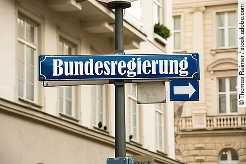 Bundesregierung Blaues Straßenschild auf dem Bundesregierung steht