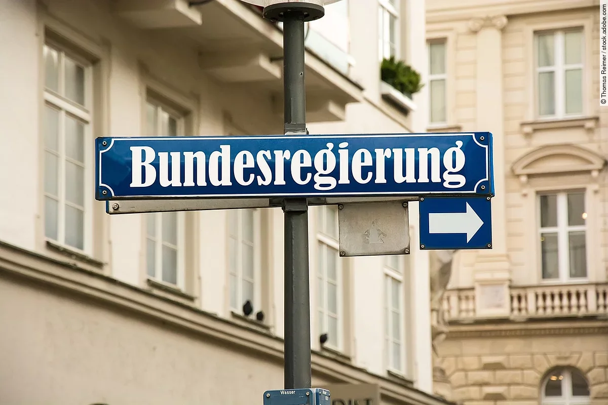 Blaues Straßenschild auf dem Bundesregierung steht