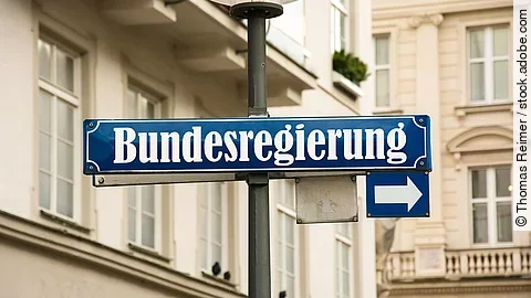 Blaues Straßenschild auf dem Bundesregierung steht