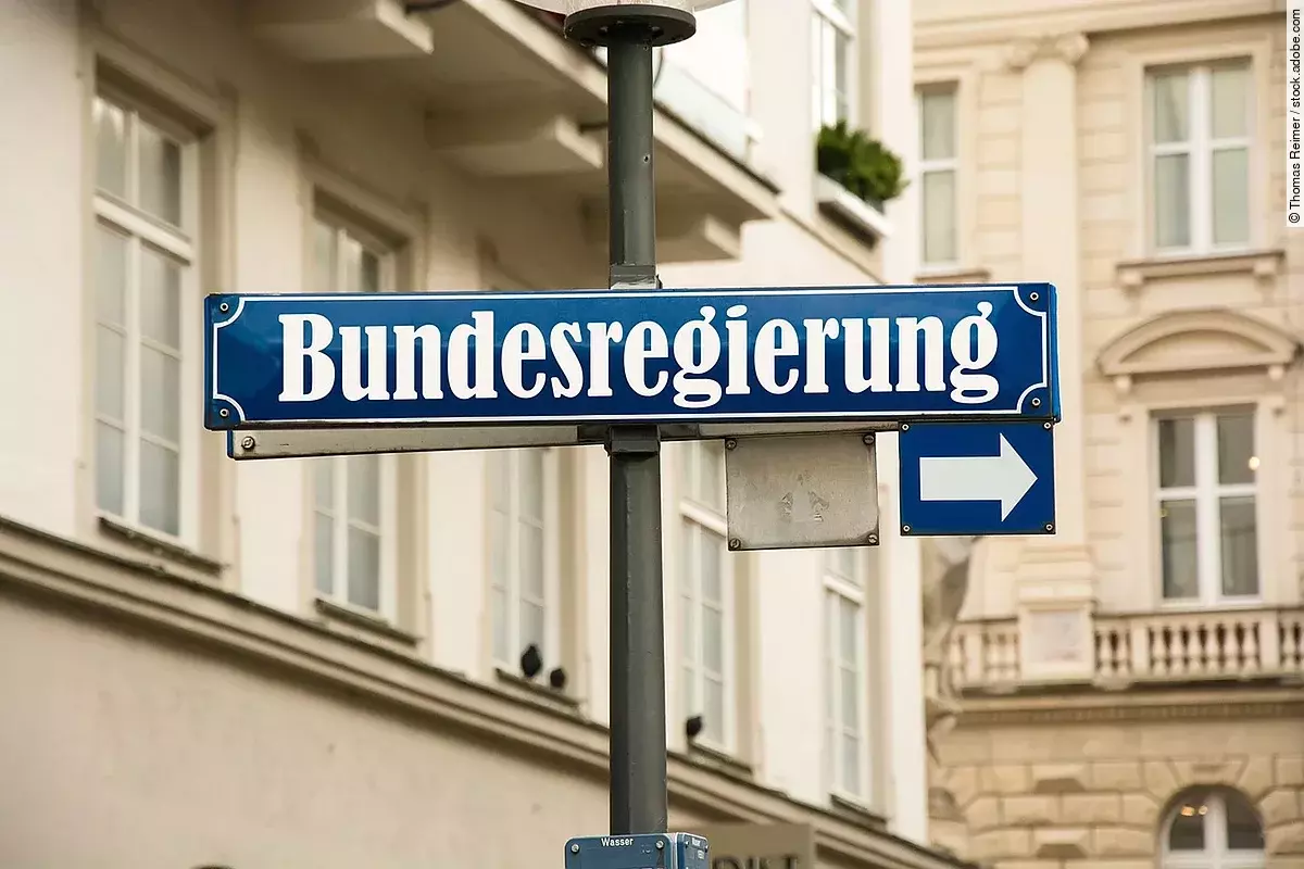 Blaues Straßenschild auf dem Bundesregierung steht