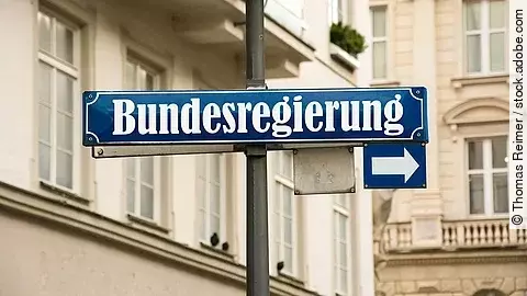 Blaues Straßenschild auf dem Bundesregierung steht