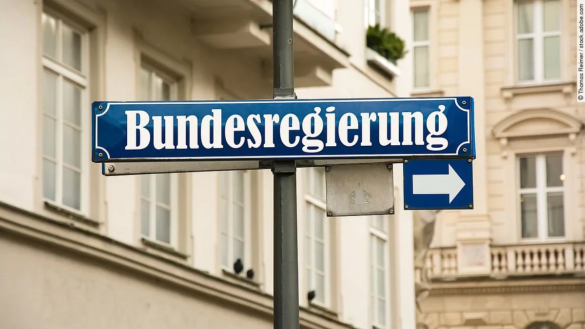 Blaues Straßenschild auf dem Bundesregierung steht
