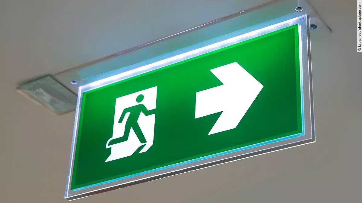 Grünes Notausgang-Schild