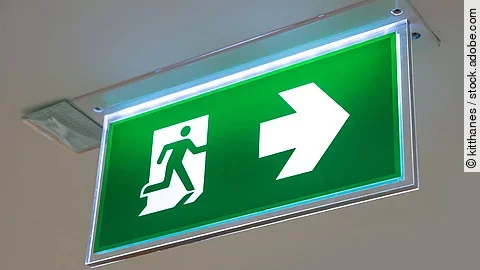 Grünes Notausgang-Schild