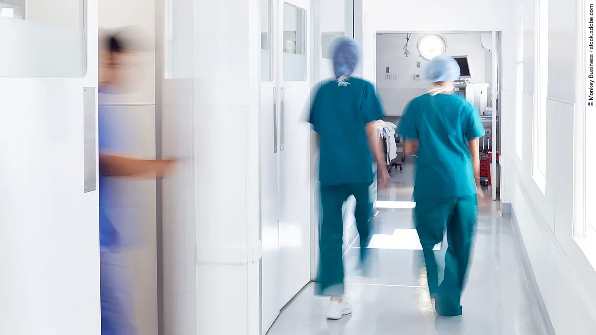 Krankenhaus Ärzte und Pfleger gehen über einen Krankenhausflur