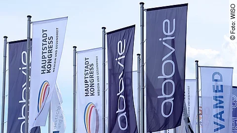 Fahnen vor dem City Cube, HSK 2017