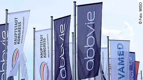 Fahnen vor dem City Cube, HSK 2017