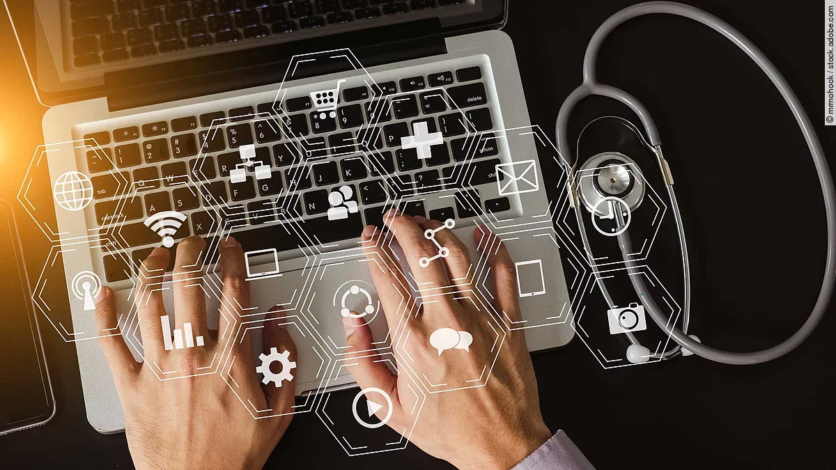 Digitalisierung Über einer Laptop Tastatur schwebt ein holografisches Netz.