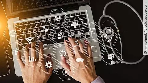 Über einer Laptop Tastatur schwebt ein holografisches Netz.