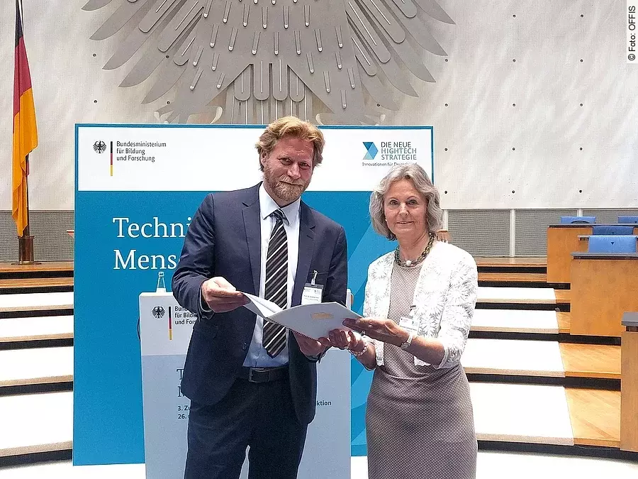 Urkundenübergabe Pflegeinnovationszentrum