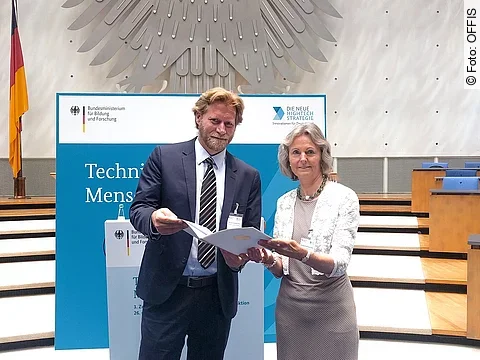 Urkundenübergabe Pflegeinnovationszentrum