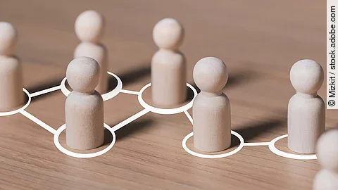 Spielfiguren Weiße mit Linien verbundene Kreise, in denen hölzerne Spielfiguren stehen