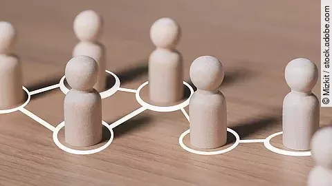 Spielfiguren Weiße mit Linien verbundene Kreise, in denen hölzerne Spielfiguren stehen