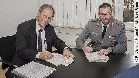 Vertragsunterzeichnung UKB und Bundeswehr