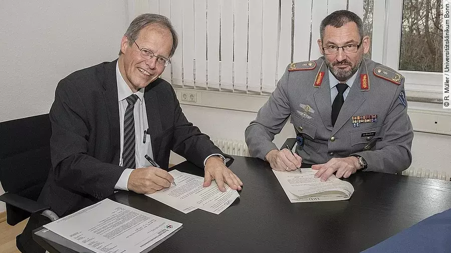 Vertragsunterzeichnung UKB und Bundeswehr Vertragsunterzeichnung UKB und Bundeswehr