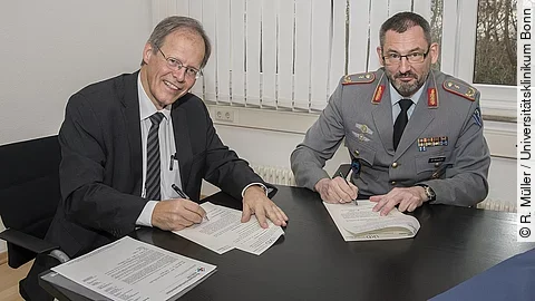 Vertragsunterzeichnung UKB und Bundeswehr Vertragsunterzeichnung UKB und Bundeswehr