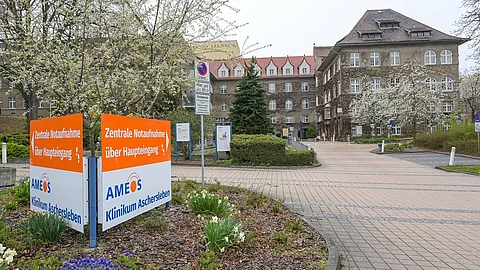 Ein Schild mit dem Ameos-Logo ist vor dem Eingang der Klinik zu sehen.