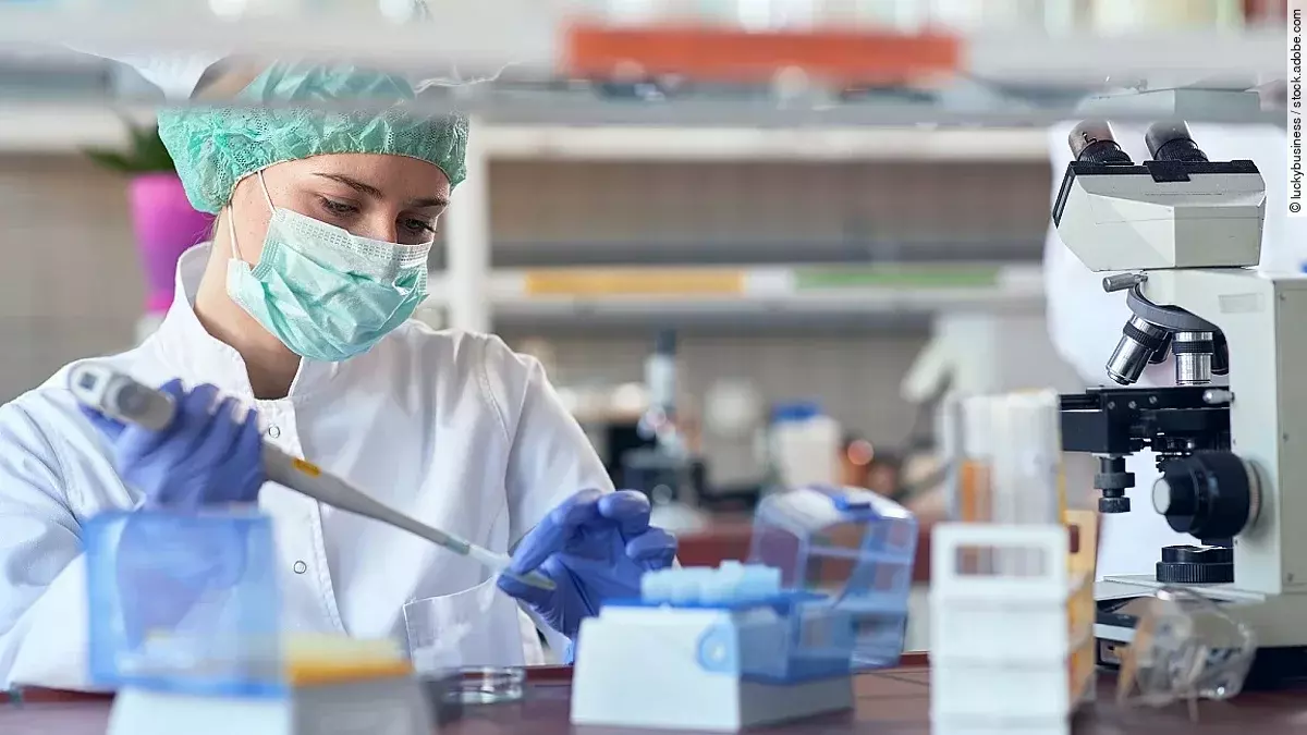 Eine Frau arbeitet in einem Labor