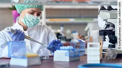 Eine Frau arbeitet in einem Labor