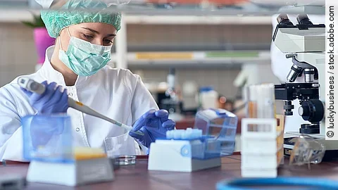 Eine Frau arbeitet in einem Labor