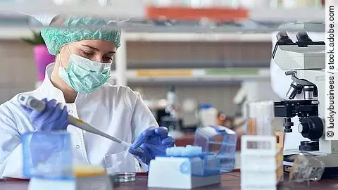 Eine Frau arbeitet in einem Labor