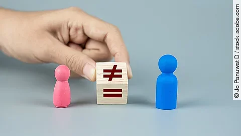 Gleichstellung Zwei Spielfiguren in pink und blau, dazwischen ein Würfel mit durchgestrichenem GleichheitsZeichen