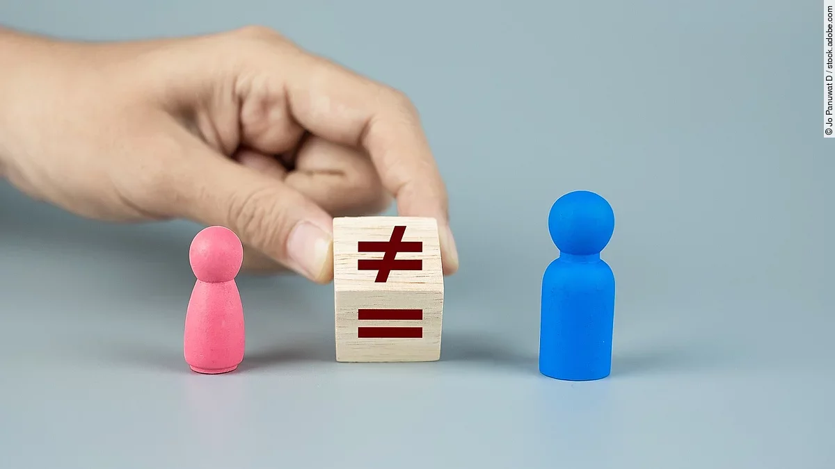 Gleichstellung Zwei Spielfiguren in pink und blau, dazwischen ein Würfel mit durchgestrichenem GleichheitsZeichen