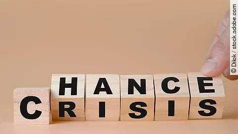 Holzwürfel die das Wort "Chance" und "Crisis" abbilden.