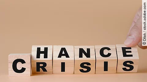 Holzwürfel die das Wort "Chance" und "Crisis" abbilden.