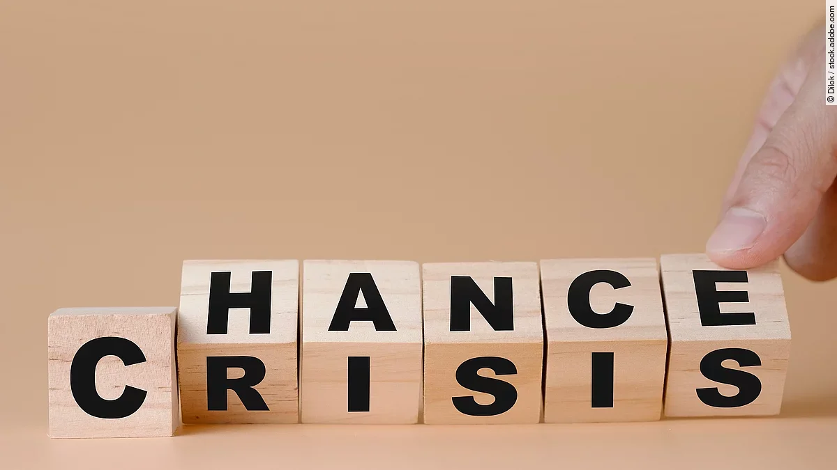 Chance Holzwürfel die das Wort "Chance" und "Crisis" abbilden.