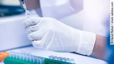 Forschung Im Labor wird eine Probe untersucht