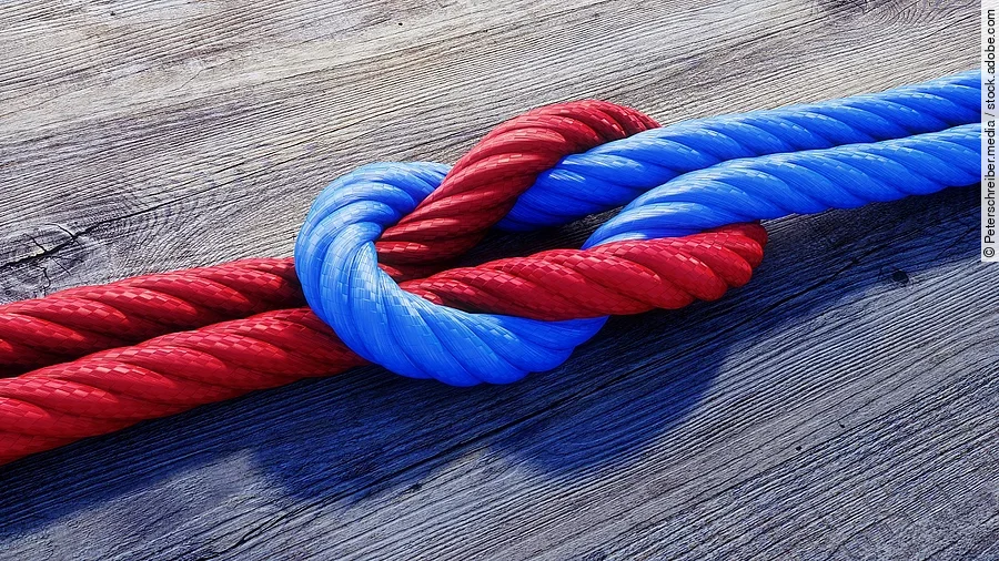 Kreuzknoten Ein rotes und ein blaues Seil bilden einen Kreuzknoten.