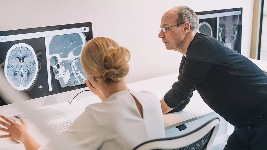 Zwei Teleradiologen von Radiology Advanced befunden nach dem Triple-Befunder-Standard