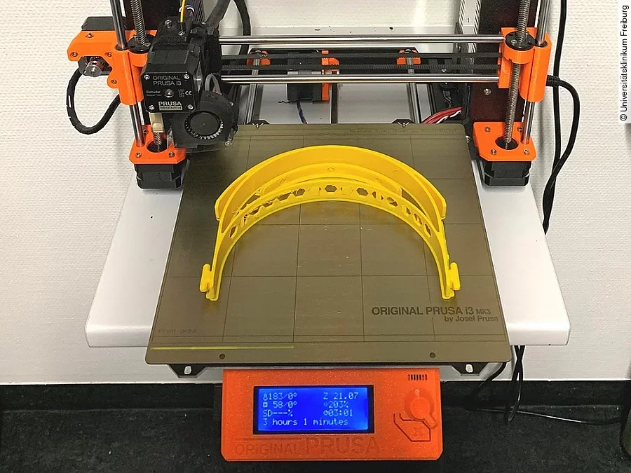 Druck eines Schutzvisier-Prototypen in der Klinik für Zahnärztliche Prothetik am Universitätsklinikum Freiburg