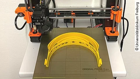 Schutzvisiere 3D-Druck Uniklinik Freiburg Druck eines Schutzvisier-Prototypen in der Klinik für Zahnärztliche Prothetik am Universitätsklinikum Freiburg