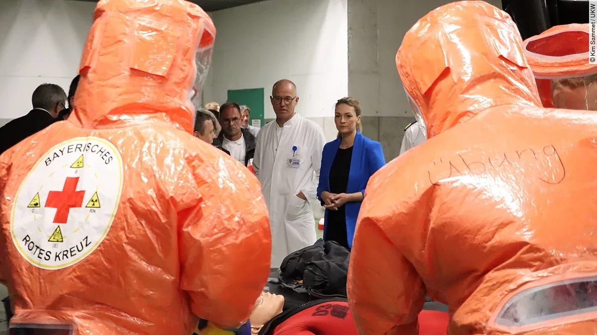 Judith Gerlach und Prof. Thomas Wurmb im UKW