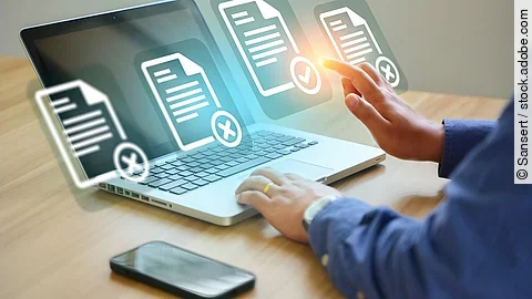 Laptop mit virteullen Dokumenten