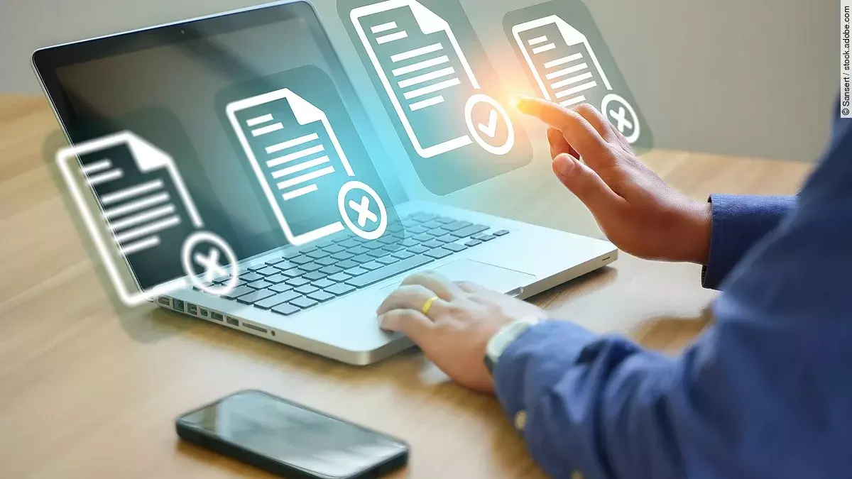 Laptop mit virteullen Dokumenten