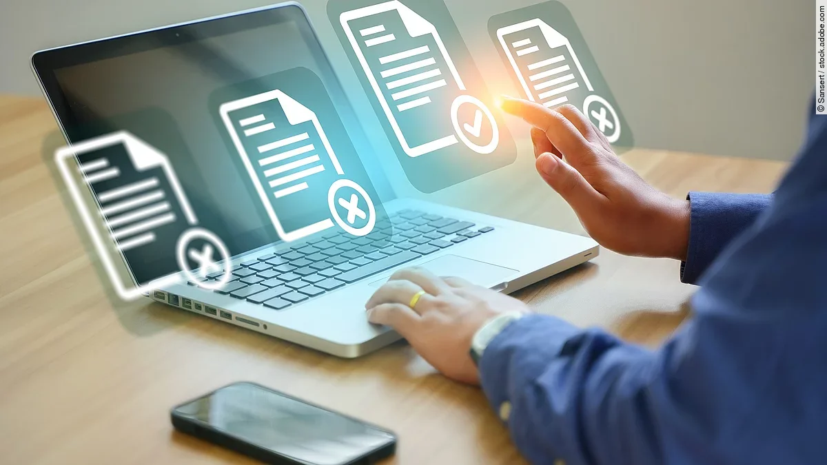 Laptop mit virteullen Dokumenten