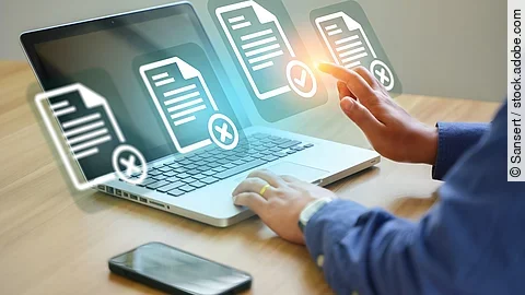 Digitale Dokumente Laptop mit virteullen Dokumenten