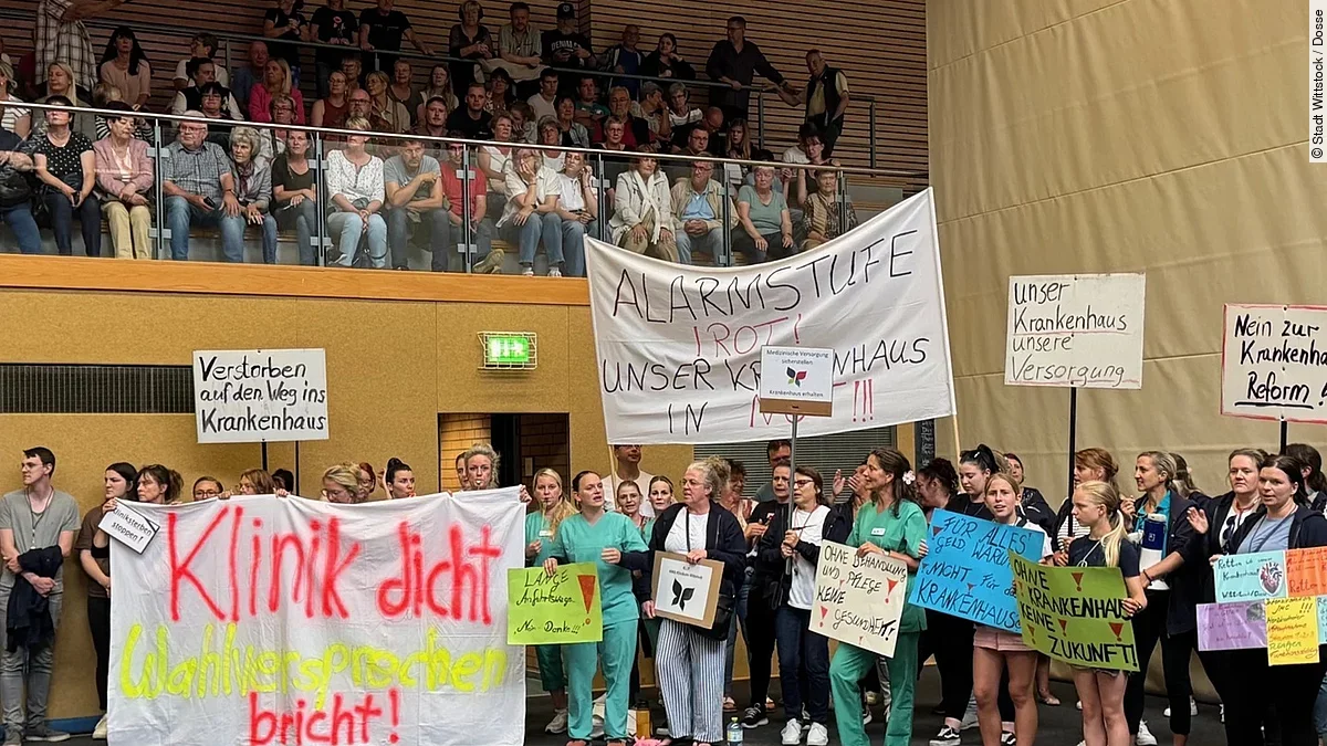 Petitionen zum Krankenhaus-Erhalt - Menschen mit Transparenten