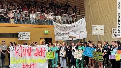 Petitionen zum Krankenhaus-Erhalt Petitionen zum Krankenhaus-Erhalt - Menschen mit Transparenten