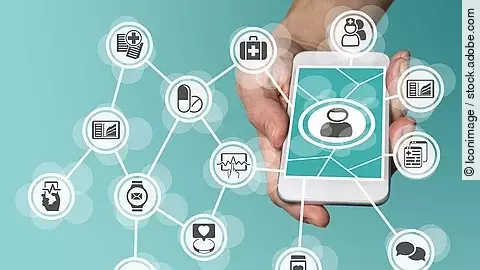 Digitalisierung Aus einem Smartphone kommt ein graphisches Netzwerk, das verschiedene Bereiche des Gesundheitswesens zeit: Medikamente, Krankenwagen, Pflege, Dokumente, Arztkoffer und weitere.