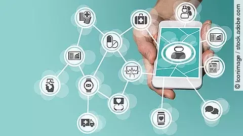 Aus einem Smartphone kommt ein graphisches Netzwerk, das verschiedene Bereiche des Gesundheitswesens zeit: Medikamente, Krankenwagen, Pflege, Dokumente, Arztkoffer und weitere.