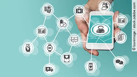 Aus einem Smartphone kommt ein graphisches Netzwerk, das verschiedene Bereiche des Gesundheitswesens zeit: Medikamente, Krankenwagen, Pflege, Dokumente, Arztkoffer und weitere.