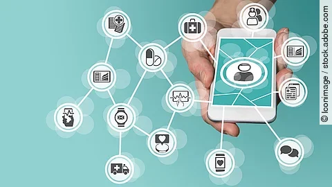 Aus einem Smartphone kommt ein graphisches Netzwerk, das verschiedene Bereiche des Gesundheitswesens zeit: Medikamente, Krankenwagen, Pflege, Dokumente, Arztkoffer und weitere.