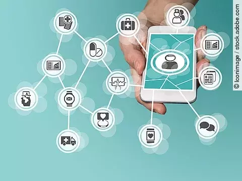 Digitalisierung Aus einem Smartphone kommt ein graphisches Netzwerk, das verschiedene Bereiche des Gesundheitswesens zeit: Medikamente, Krankenwagen, Pflege, Dokumente, Arztkoffer und weitere.