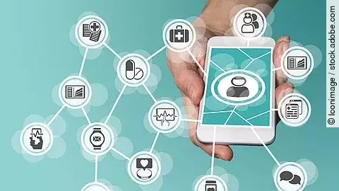 Aus einem Smartphone kommt ein graphisches Netzwerk, das verschiedene Bereiche des Gesundheitswesens zeit: Medikamente, Krankenwagen, Pflege, Dokumente, Arztkoffer und weitere.